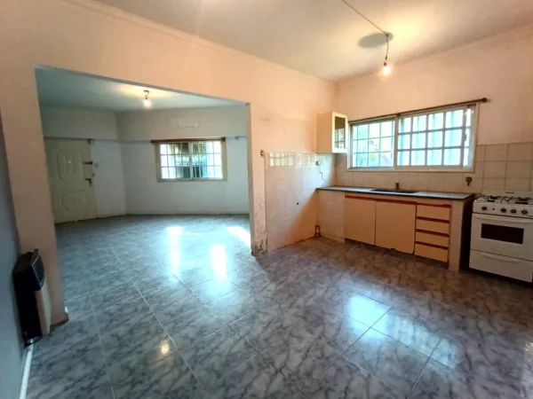 Oportunidad!.  PH 2 ambientes a la calle. Hurlingham. - Imagen 2