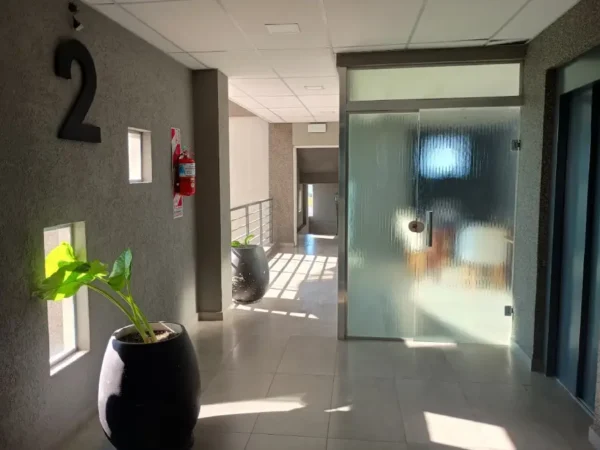Oportunidad de inversión. Oficina con cochera a estrenar. - Imagen 3